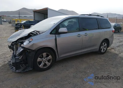 2015 Toyota Sienna Le 8 Passenger z USA, uszkodzony, nr VIN 5TDKK3DC7FS590227